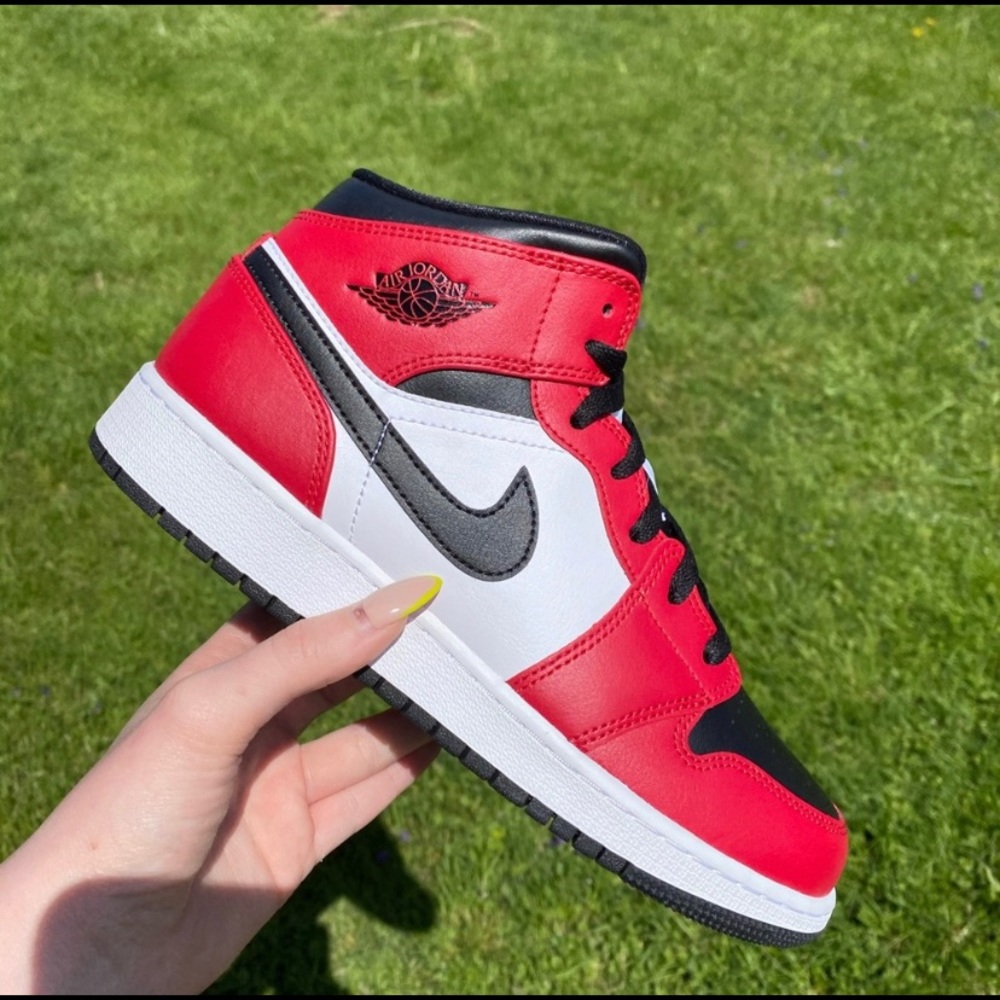 Nike Air Jordan 1 Mid GS Chicago 6Y 7.5W with box